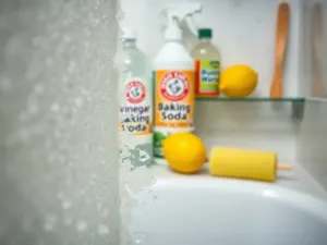 Czym wyczyścić kabinę prysznicową z kamienia? Sprawdzone metody