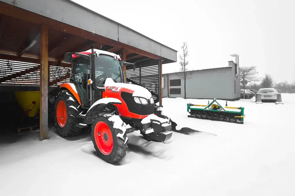 Mini traktor w utrzymaniu dróg i placów
