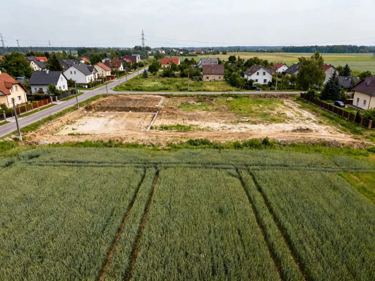 Działka rolna sąsiadująca z zabudową mieszkaniową i drogą